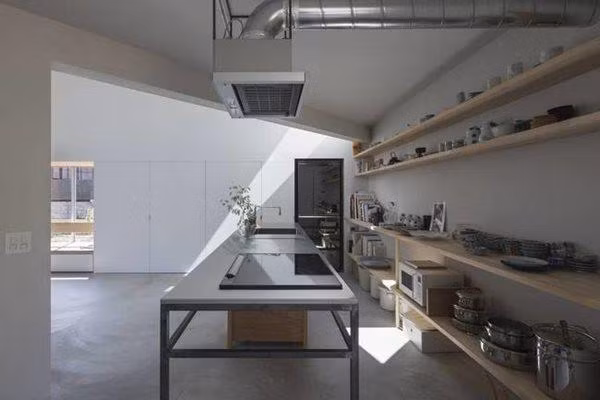 Nhà bếp nằm liền kề phòng đón nắng. Cách đặt các bức tường xéo bên trong giúp tạo nhiều khoảng không gian bao quanh tường chính của ngôi nhà, tăng khả năng kết nối với bên ngoài.