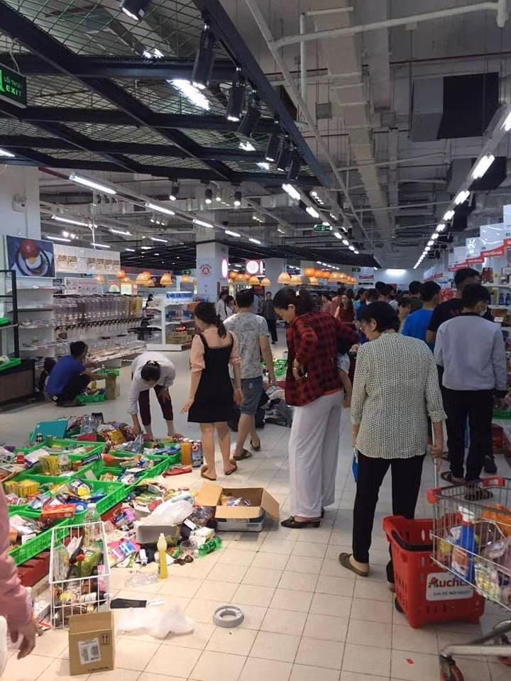 Không chỉ thế, một số khách hàng còn có những hành động thiếu ý thức khiến nhiều người bức xúc. Ảnh: M News.