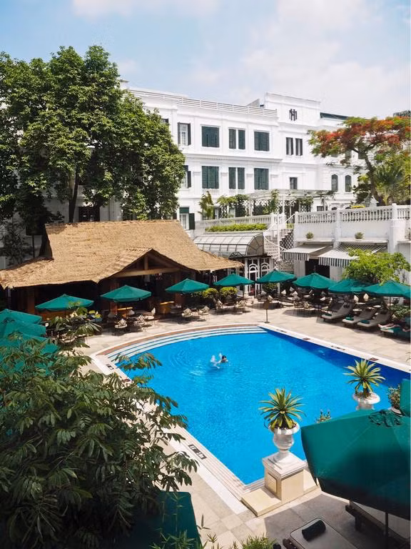 Bể bơi ngoài trời với khung cảnh đẹp mắt.