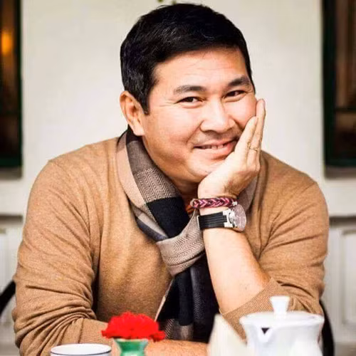 Từ năm 2007 cho tới nay, ông Nguyễn Hoài Nam giữ chức vụ Tổng Giám đốc chi nhánh Việt Nam của tập đoàn Berjaya Corporation Berhad. Gần đây nhất, doanh nhân Hoài Nam được dư luận biết tới với hành động trượng nghĩa khi giúp tài xế Đỗ Văn Tiến bẻ lái cứu 2 nữ sinh bồi thường 240 triệu đồng. Ảnh: Internet.