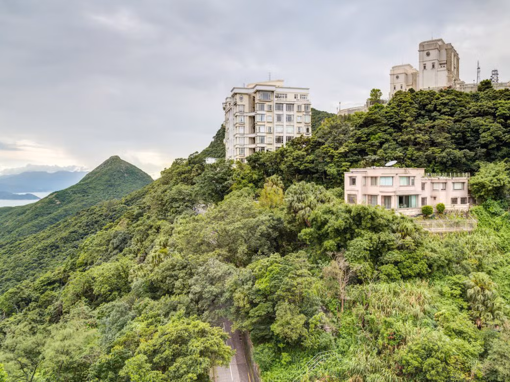 ...hay những dinh thự biệt lập tại khu nhà giàu như Peak.