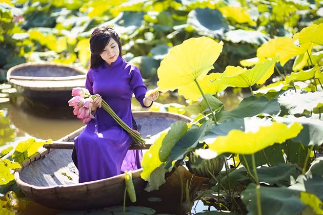 Ngày cuối tuần phải nhiều thợ chụp ảnh "cắm chốt" ở đầm sen do lượng khách chụp quá đông. Ảnh: Dealtoday.