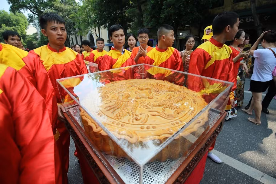 Cả hai chiếc bánh nướng và bánh dẻo đều có đường kính 95cm, chều cao hơn 20cm và nặng tới 150kg/chiếc. Ảnh: Lao động.