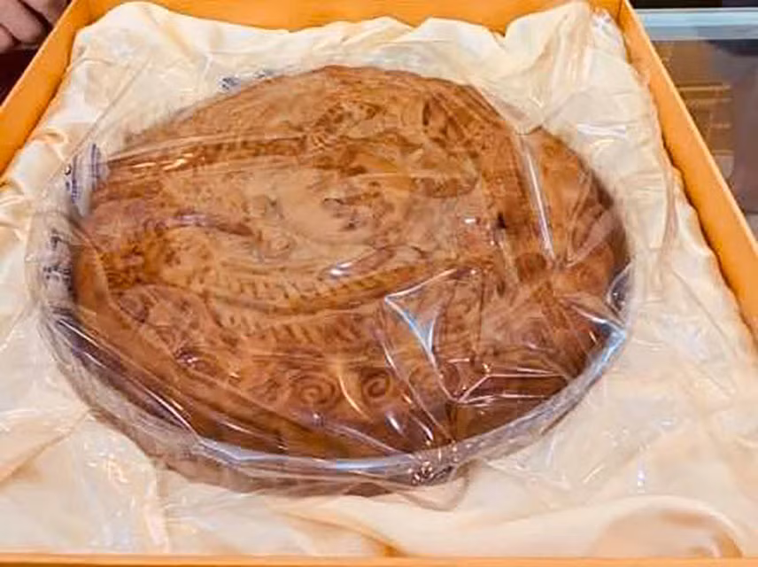Loại bánh này có kích cỡ và trọng lượng gấp khoảng 20-40 lần bánh trung thu thường thấy trên thị trường. Ảnh: Vietnamnet.