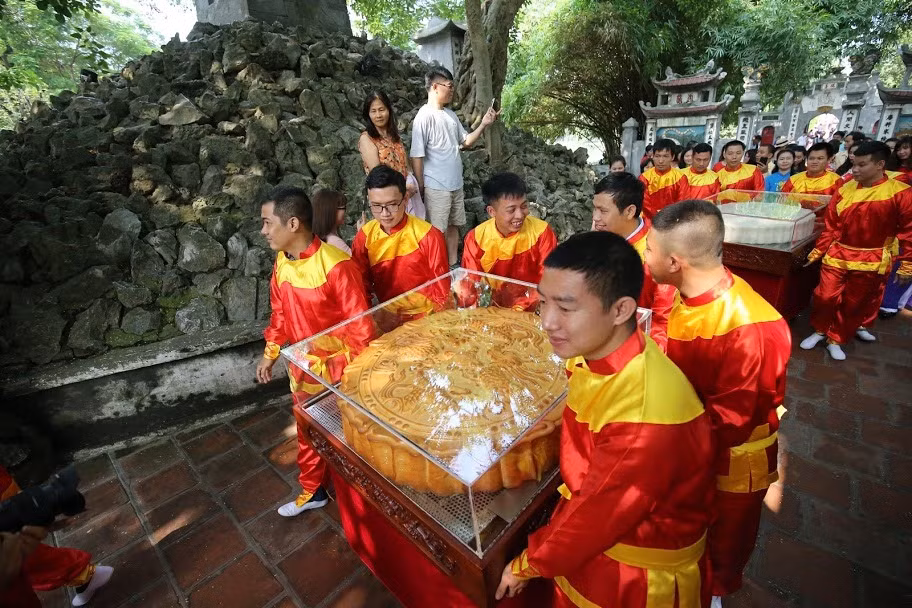 Sáng 24/8 vừa qua, trước tượng đài Lý Thái Tổ và đường đi bộ Hồ Gươm đã diễn ra lễ rước cặp bánh Trung thu khổng lồ. Ảnh: Lao động.