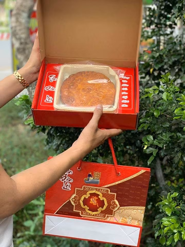 Bánh trung thu khổng lồ có khá nhiều loại, loại nhỏ nhất trọng lượng 0,5kg giá gần 500.000 đồng/bánh, loại bánh rồng tròn có trọng lượng 1kg giá 830.000/bánh...Ảnh: FB Iris Pham.