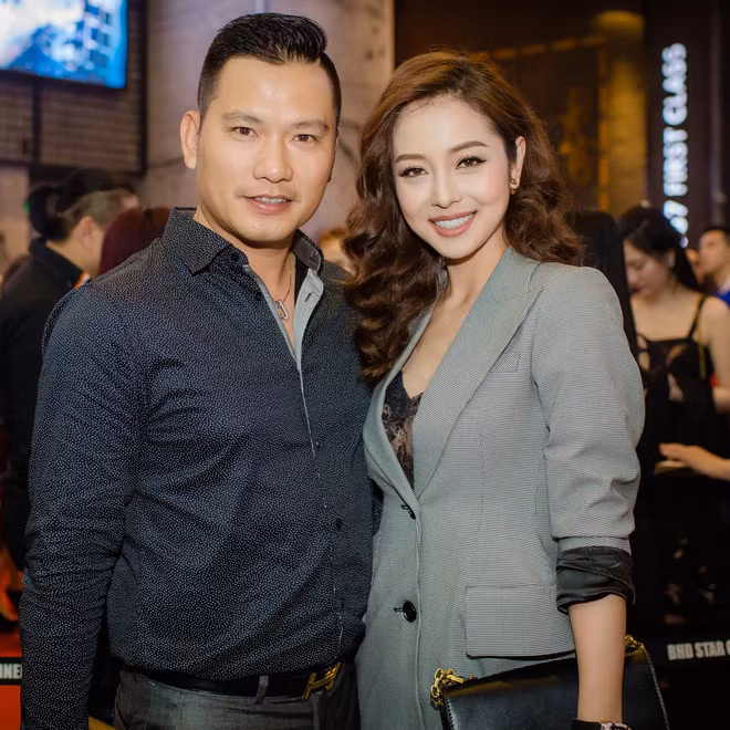 Sau cuộc hôn nhân đổ vỡ với ca sĩ Quang Dũng, Hoa hậu Jennifer Phạm lại tìm được bến đỗ hạnh phúc mới bên chàng doanh nhân Nguyễn Đức Hải. 