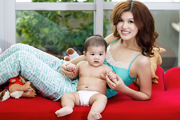 Sinh năm 1986, Oanh Yến hiện là bà mẹ 5 con và được xem là Hoa hậu nhiều con nhất nhì showbiz Việt.