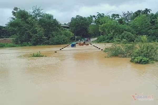Ha Tinh: Thuy dien xa nuoc cuon troi cau, dan tat ta om lon, ga chay lu-Hinh-2