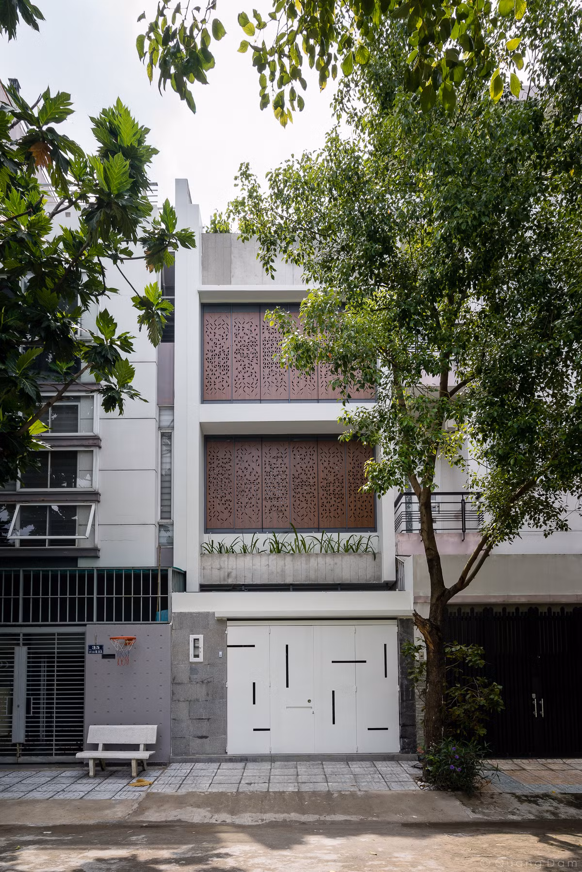 Nằm trong khu dân cư Tân Quy Đông (quận 7, TP HCM), The Lee House là tổ ấm của gia đình 3 thế hệ với 5 thành viên. Ngôi nhà vừa tạo ra không gian ấm áp kết nối các thành viên vừa đáp ứng nhu cầu về công năng và thiết kế hài hoà.