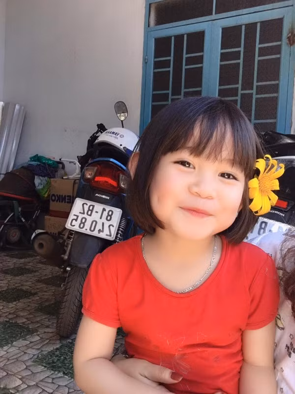 Với mái tóc ngắn cài hoa, cô bé lại càng thêm xinh xắn. Ảnh: Tường Vy