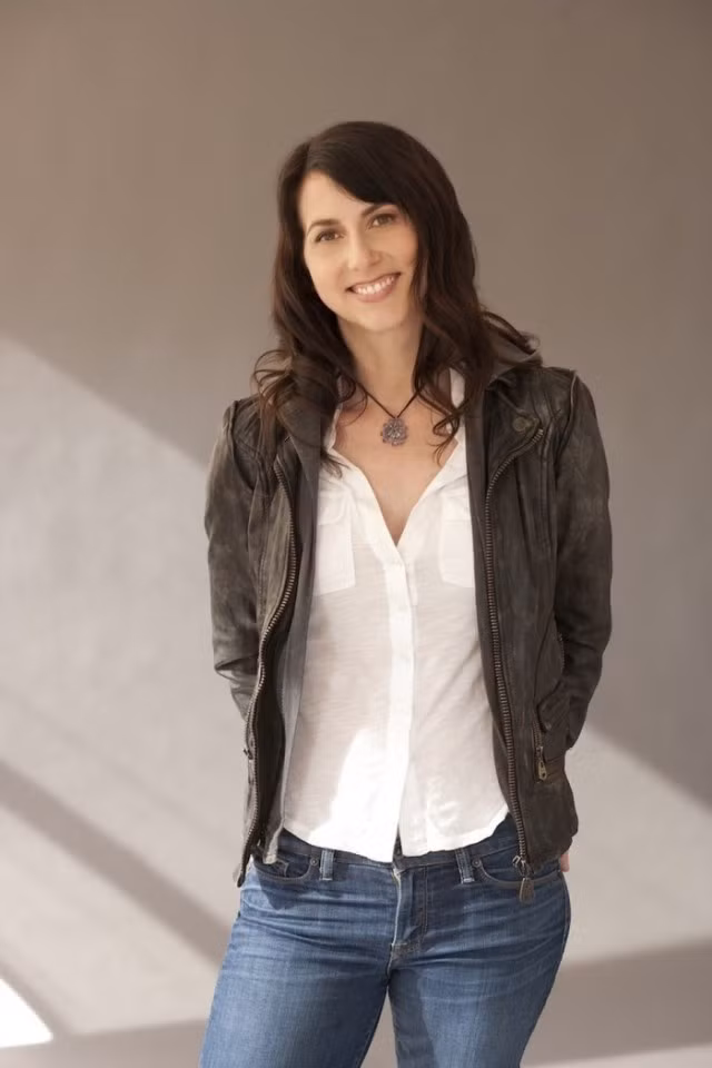 Khi còn nhỏ, MacKenzie Bezos là một đứa trẻ rụt rè và thích ở nhà viết lách. Lúc 6 tuổi, bà MacKenzie viết cuốn "tiểu thuyết" đầu tiên của đời mình Bookworm (mọt sách). Ảnh: Topnaija.