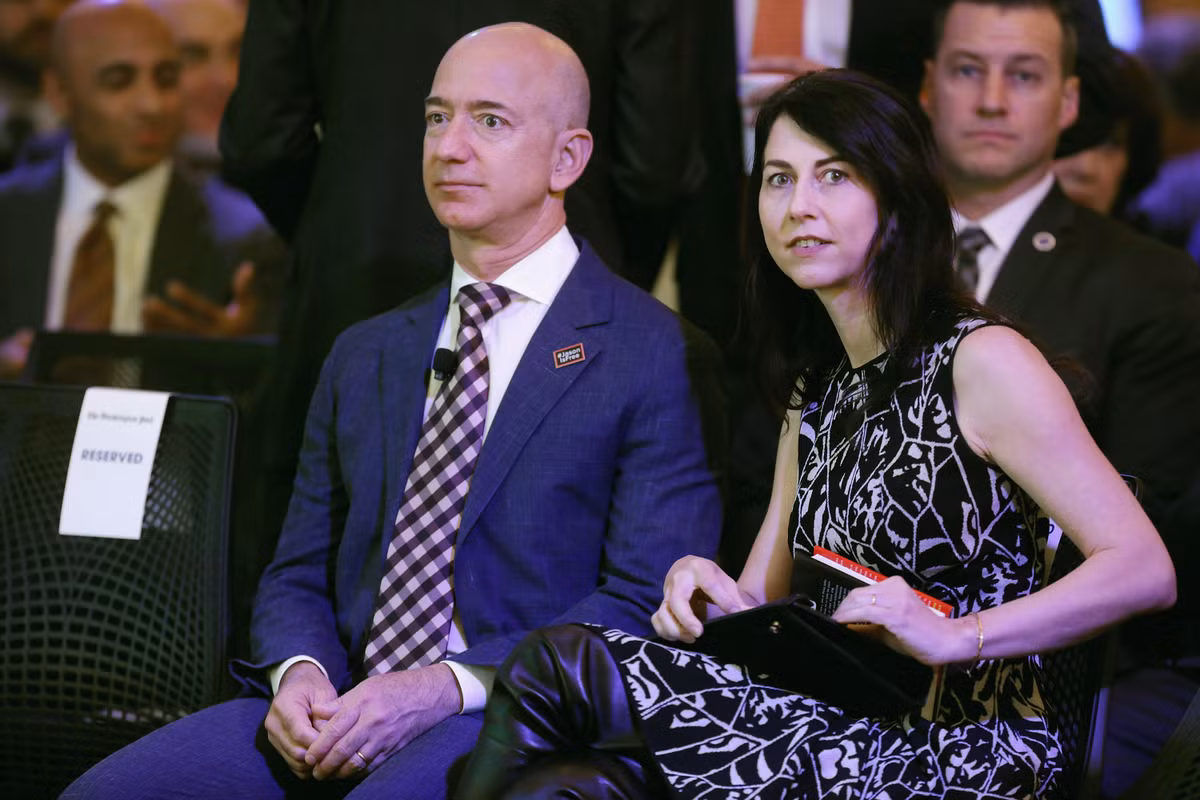 Năm 1994, MacKenzie cùng chồng bỏ việc và chuyển đến Seattle để xây dựng "đế chế" Amazon. MacKenzie trở thành kế toán cho công ty mới của chồng mình và là một trong những nhân viên đầu tiên của Amazon. Ảnh: Time.