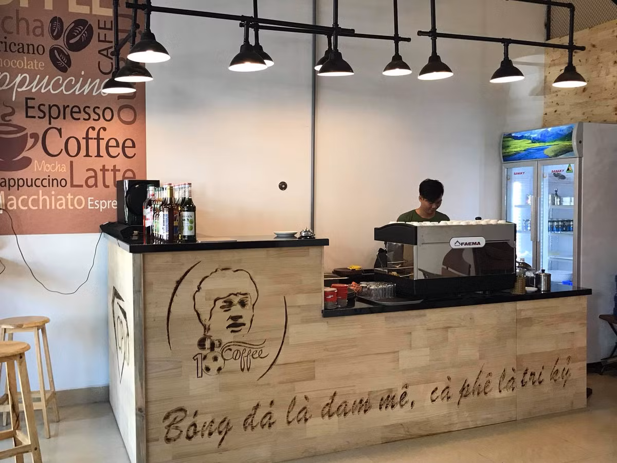  Quán cà phê của Công Phương lấy slogan: "Bóng đá là đam mê, cà phê là tri kỷ". Ảnh: CP 10.