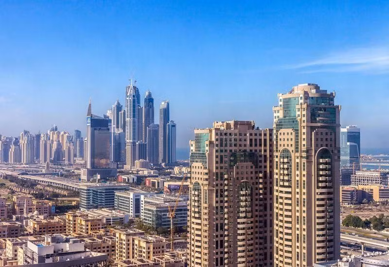  UAE là một quốc gia quân chủ chuyên chế liên bang tại Tây Á, nằm ở phía đông nam của bán đảo Ả-rập. UAE là một liên bang bao gồm 7 tiểu vương quốc: Abu Dhabi, Dubai, Sharjah, Ras Al Khaimah, Ajman, Umm Al Quwain và Fujairah.