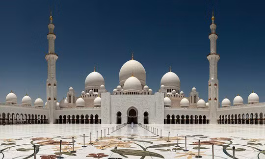 Nhà thờ Sheikh Zayed là một trong 10 thánh đường Hồi giáo lớn nhất thế giới có sức chứa lên tới 40.000 người. Nơi đây được thiết kế với hai chất liệu chủ đạo là cẩm thạch Hy Lạp và vàng.