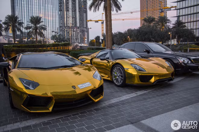 Siêu xe là điều quá bình thường ở Dubai. Vì thế, giới giàu có ở đây thể hiện đẳng cấp của mình bằng cách dát vàng toàn bộ xe.