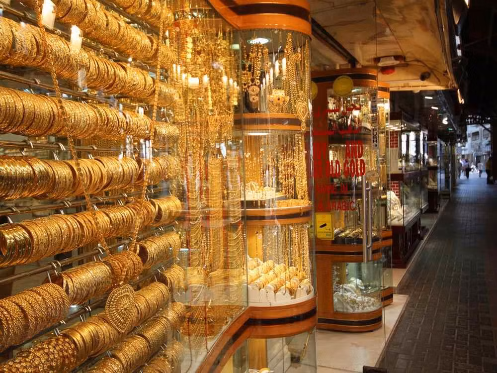 Thành phố Dubai còn nổi tiếng với chợ vàng Gold Souk kéo dài 1 km với hơn 500 gian hàng. Theo ước tính, có khoảng 10 tấn vàng được bày bán trong khu chợ này. Nguồn ảnh: Getty Imgae.