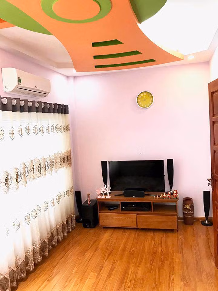 Góc còn lại của phòng khách là kệ và ti vi.