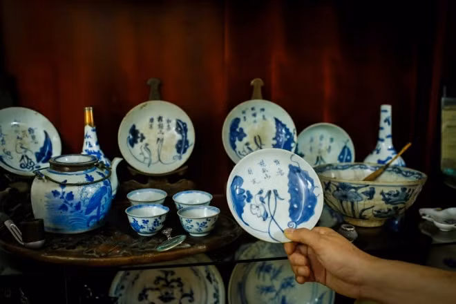 Hay bộ đĩa cổ gồm năm món với hình vẽ 5 loài chim khác nhau đi liền với những câu thơ cổ quý giá.