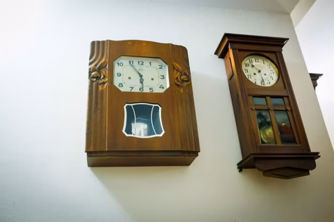 Hiện tại, anh đang bày một bộ sưu tập đồng hồ quả lắc tại nhà.