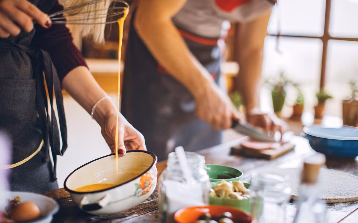 Nếu thích nấu nướng và có kinh nghiệm vào bếp, bạn nên cân nhắc việc bán các sản phẩm tự nấu.