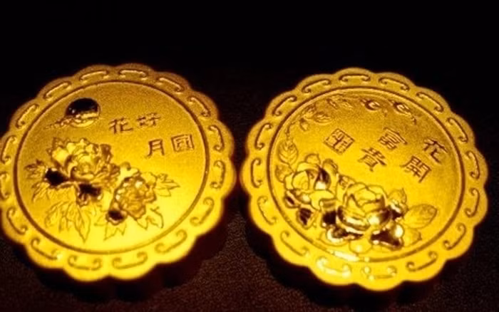 Năm 2012, thị trường bánh trung thu tại Trung Quốc xôn xao với sự xuất hiện của chiếc bánh dẻo dát vàng với trọng lượng 500 gram có giá tới 21.000 nhân dân tệ (khoảng 72 triệu đồng). Ảnh: Luxuo
