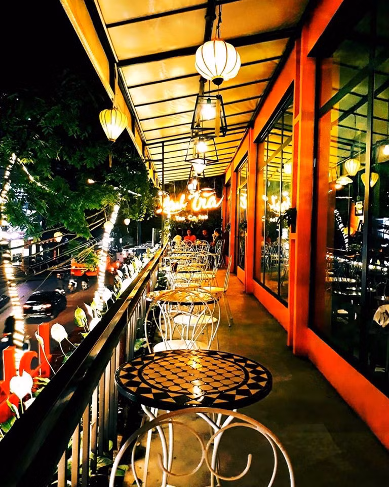 Khách ngồi ngoài ban công có view nhìn ra phố cổ yên bình. Ảnh: Homeaz.