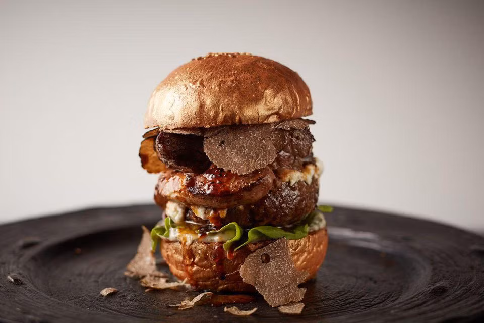 Với mức giá này, bánh burger phủ vàng của nhà hàng Oak Door trở thành chiếc bánh burger đắt nhất thế giới.