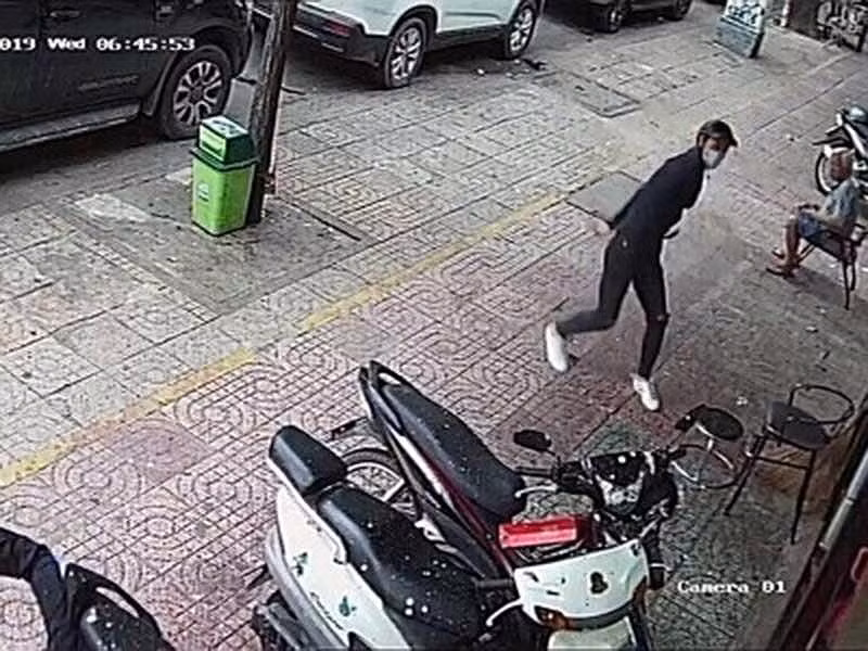 Sự việc khiến gia đình ông Linh sống trong sợ hãi, không dám ra đường; khách cũng vắng dần ảnh hưởng nghiêm trọng đến việc kinh doanh. Ảnh: Plo.