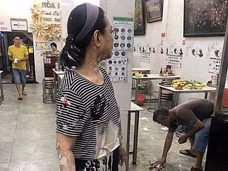Ban đầu, những người tạt sơn chỉ thực hiện hành vi vào ban đêm nhưng gần đây, họ tấn công quán ăn cả vào ban ngày khiến nhiều thực khách và nhân viên hoảng sợ. Ảnh: Plo.