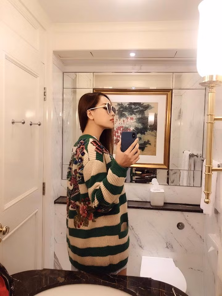 Hoa hậu Mai Phương Thúy từng nói: "Tôi không vui vì nhiều tiền đâu. Tôi thấy còn khổ hơn ngày xưa không có tiền. Cứ nghĩ đến việc tiêu tiền thì thấy mệt. Tôi rất ngại khi phải nghĩ xem nên tiêu tiền như thế nào. Bây giờ mới tích lũy được một tí tiền, chưa giàu mà tôi đã thấy mệt lắm rồi".