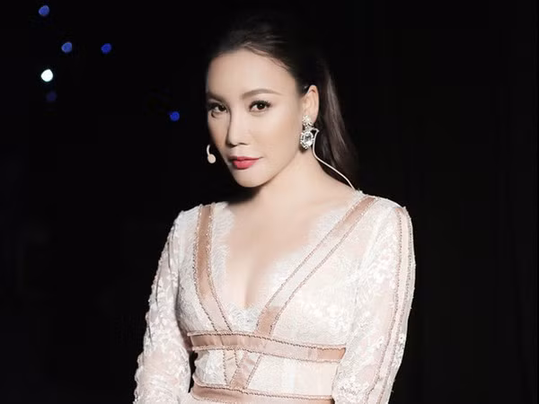 Tương tự, Hồ Quỳnh Hương cũng từng gây xôn xao khi tâm sự: "Tôi nổi tiếng, kiếm được nhiều tiền. Tiền nhiều đến mức tôi chẳng cần đếm, cứ vứt trong két sắt rồi lấy ra tiêu xài".