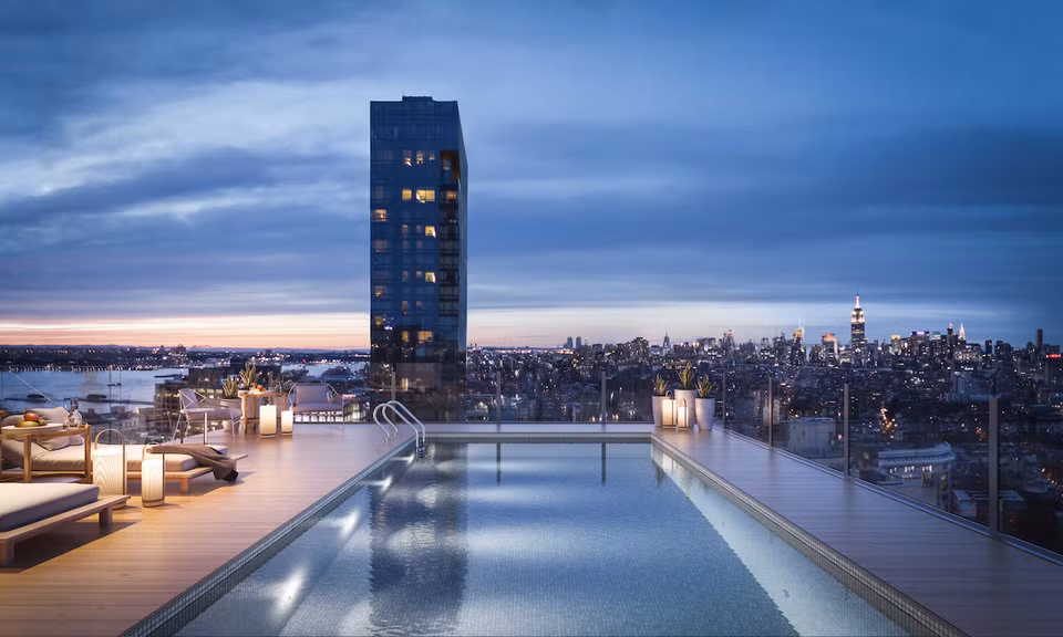 Từ bể bơi, gia chủ có bao quát quận Manhattan và sông Hudson.