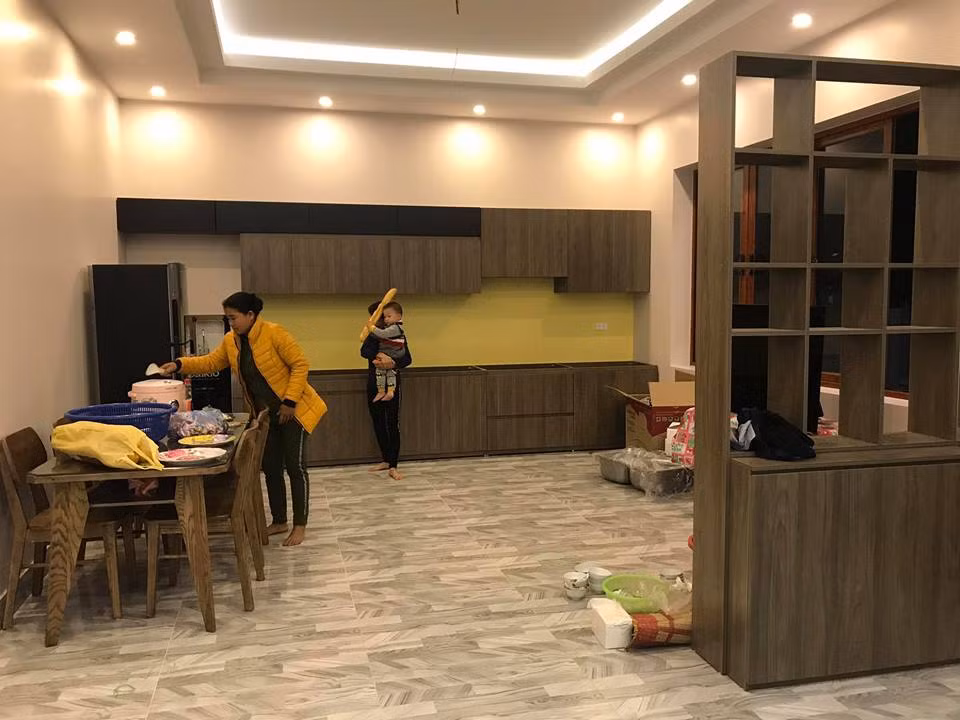 Phòng bếp sử dụng nội thất gỗ. Ảnh: FB Kieu Trinh Tran.