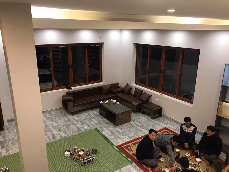 Căn phòng thoáng rộng với bộ sofa nhỏ và hai ô cửa sổ lớn. Ảnh: FB Kieu Trinh Tran.