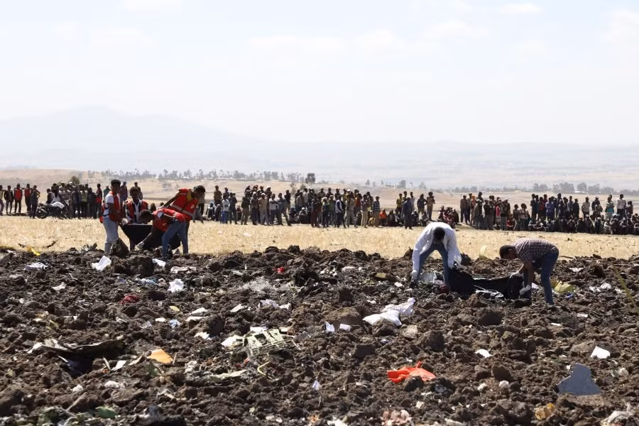 Ngày 10/3, một chiếc máy bay thuộc hãng hàng không Ethiopian Airlines rơi khi đang trong hành trình tới Nairobi (Kenya) khiến toàn bộ 157 người (gồm 149 hành khách cùng 8 thành viên phi hành đoàn) thiệt mạng. Ảnh: CNN.
