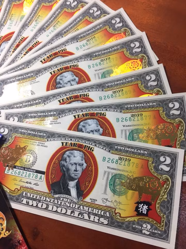 Tờ 2 USD hình con heo mạ vàng được xem là tờ tiền lì xì VIP nhất, rất được ưa chuộng làm quà tặng. Tờ tiền này có giá bán 350.000 đồng/tờ. Ảnh: Facebook.