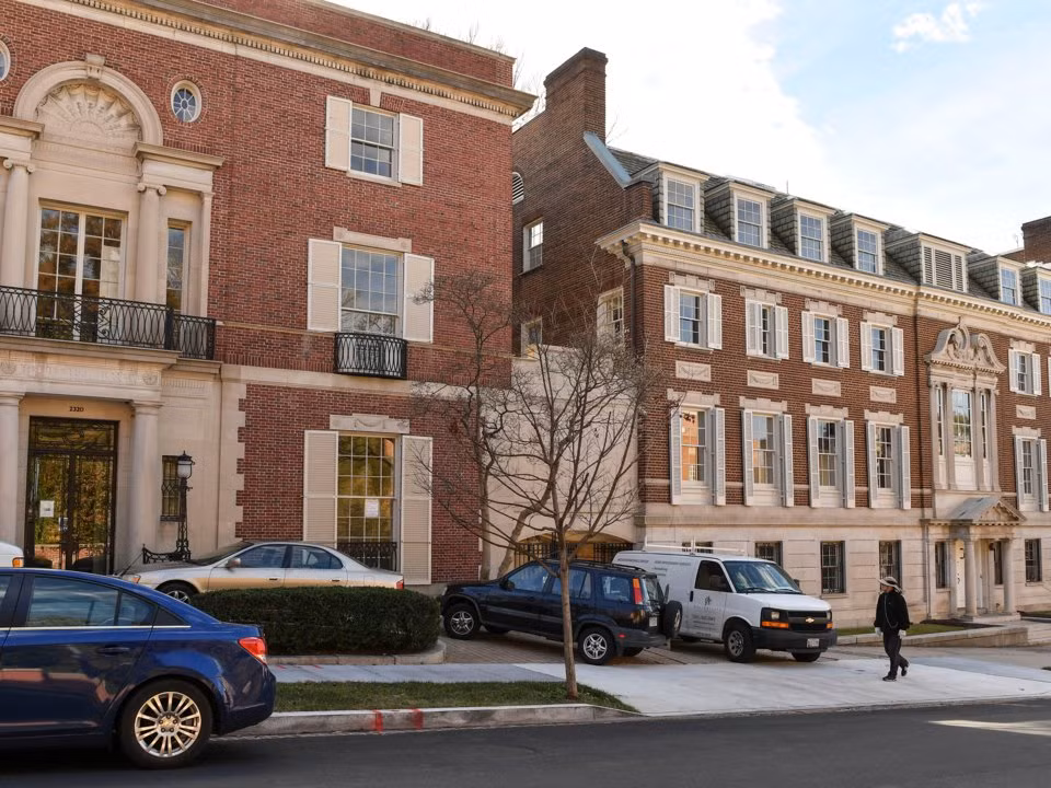 Năm 2016, tỷ phú mua lại một bảo tàng dệt ở Washington, DC với giá 23 triệu USD vào năm 2016. Dinh thự có diện tích sinh hoạt hơn 2.500 m2.