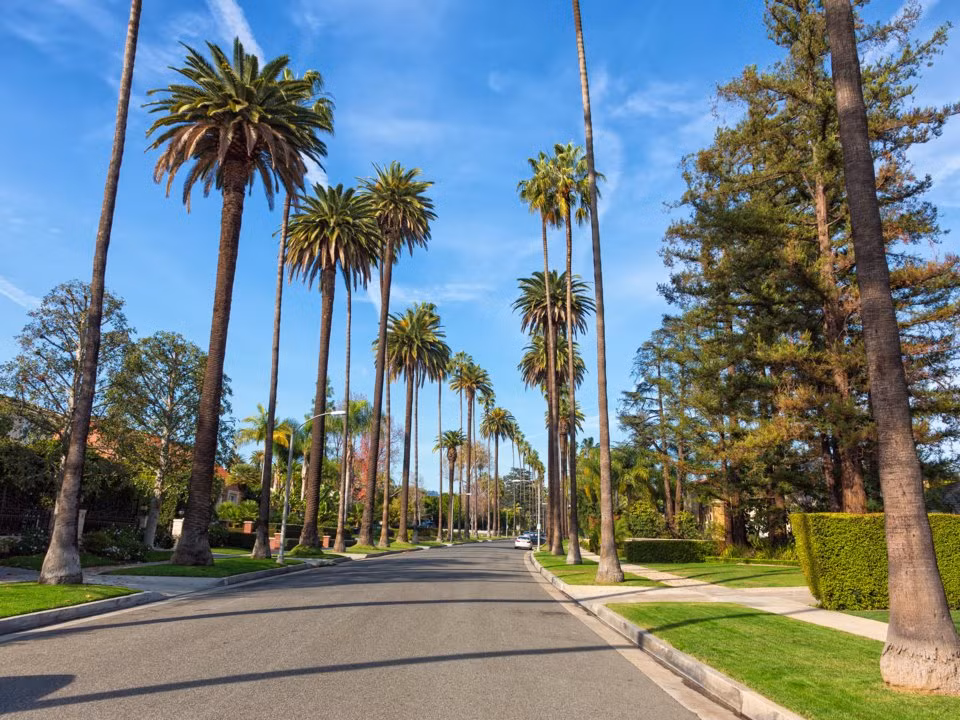 Bezos cũng sở hữu bất động sản ở Beverly Hills (California), một trong những khu phố đắt đỏ nhất ở Los Angeles.
