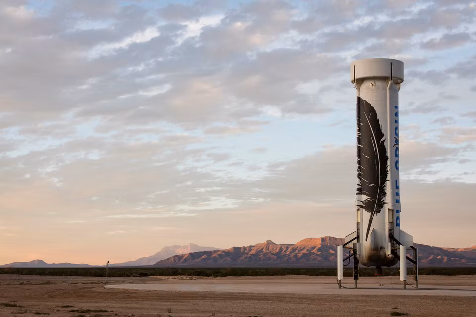 Đây cũng là cơ sở cho Blue Origin, công ty nghiên cứu về không gian của Jeff Bezos. Phía sau khu trang trại là một ngôi nhà với 12 phòng ngủ.