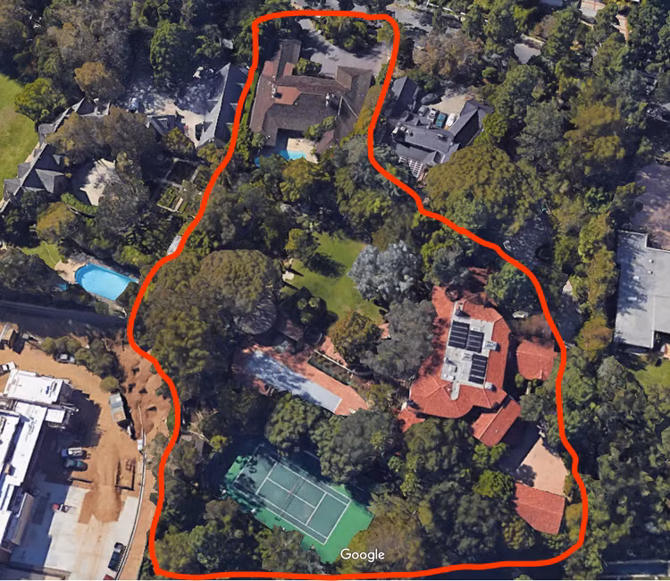 10 năm sau đó, Jeff Bezos mua một căn nhà nhỏ hơn (rộng 4.568m2 với giá 12,9 triệu USD) ngay bên cạnh.
