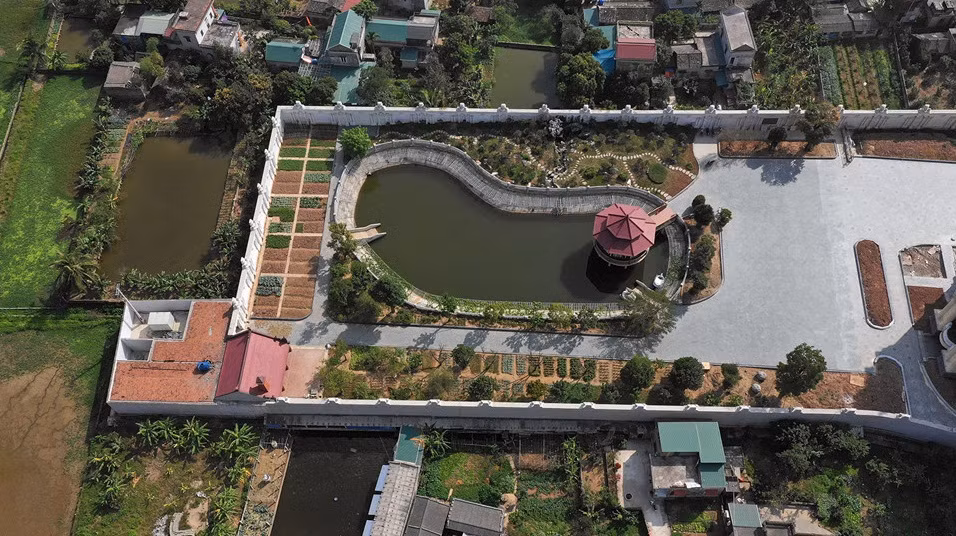 Bên dưới là tầng ngầm chia thành 3 khu. Một khu để xe rộng 700 m2 chứa 30 ô tô, một khu để xe khác rộng 500 m2 chứa được 20 ô tô và một khán phòng dành cho việc biểu diễn ca nhạc.