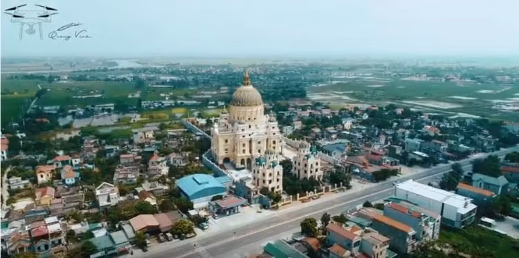 Chủ sở hữu của tòa lâu đài là ông Đỗ Văn Tiến, một doanh nhân 52 tuổi. Khu đất mà ngôi nhà được xây dựng, ban đầu là một cái ao.