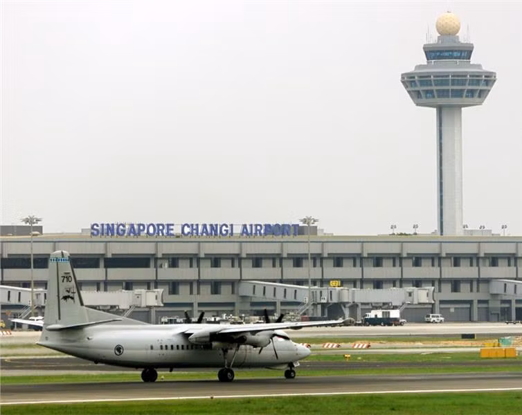 Sân bay Changi là một trung tâm vận chuyển hàng không quốc tế lớn và là cửa ngõ rất quan trọng của châu Á. Nhiều năm liền, Changi được tổ chức Skytrax vinh danh là sân bay tốt nhất thế giới.