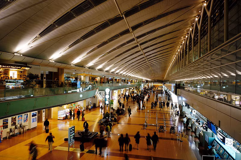 Sân bay quốc tế Tokyo (Nhật Bản) là một trong những sân bay lớn và nhộn nhịp nhất thế giới, là sân bay nhộn nhịp nhất châu Á.
