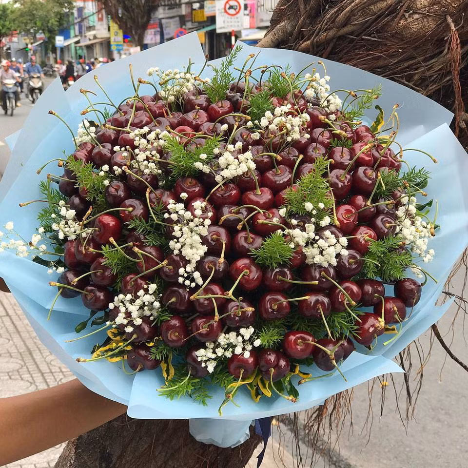 Bó hoa gói từ quả cherry rất đẹp và bắt mắt. Ảnh: FB Hoa Phương Nguyễn.