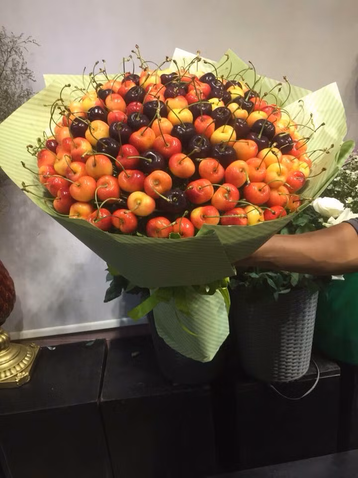 Những bó hoa cherry to (khoảng 100 quả) thường có giá cả triệu đồng. Ảnh: FB Hoa Phương Nguyễn.