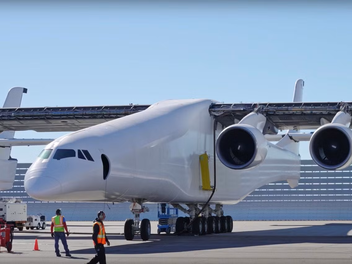 Stratolaunch được trang bị tới 28 bánh để di chuyển và 6 động cơ máy bay 747.