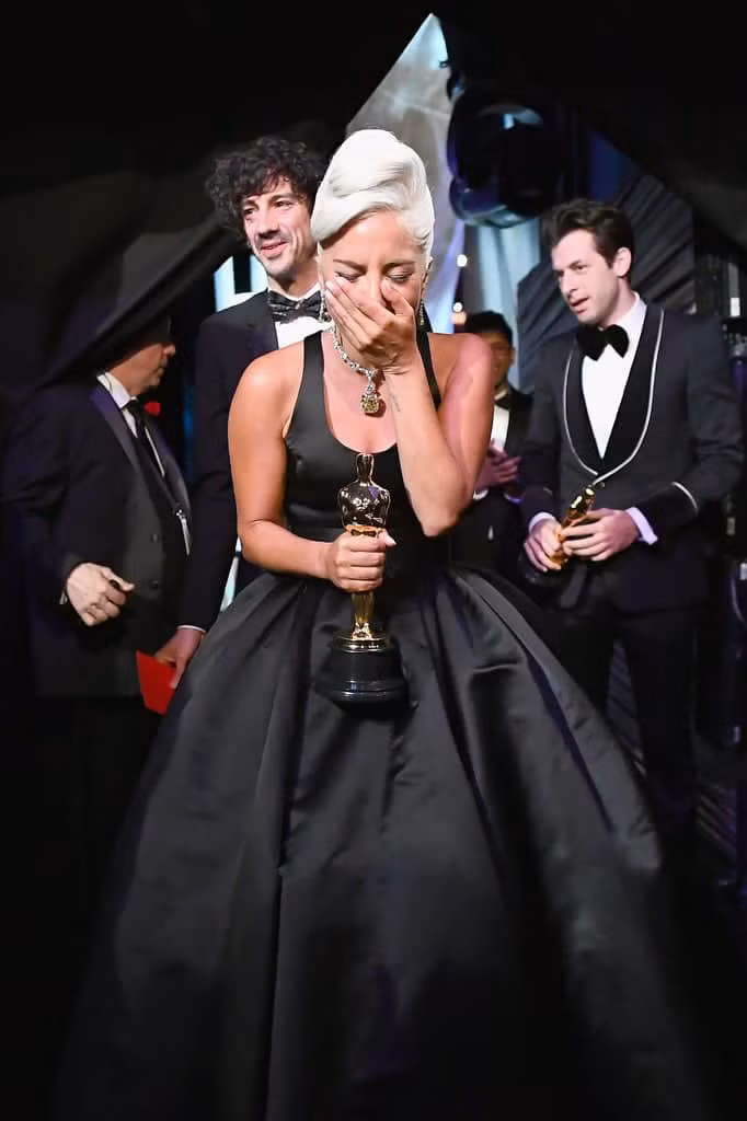 Lady Gaga bat khoc nuc no, nam chat tuong vang Oscar dau tien cua su nghiep-Hinh-4